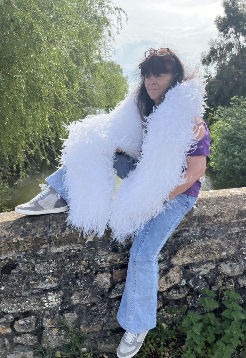 Deluxe 20 Ply Ostrich Feather Boa Hire 4